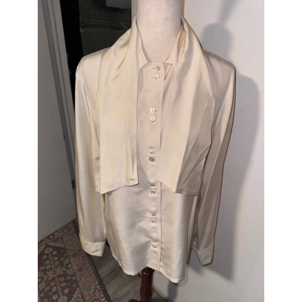 Long sleeve blouse cream colored 100% silk. To fit bust 38 inches. Yeager London - Picture 7 of 14